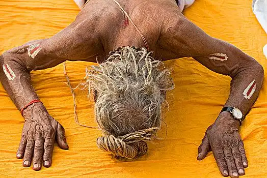 俯拍,赤膊,男人,灰发,躺着,正面,黄色,布,伸展手臂,手掌,地上