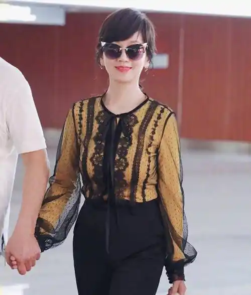 65岁赵雅芝晒近照,皮肤白皙举止优雅,这种粉红色只有她能驾驭_照片