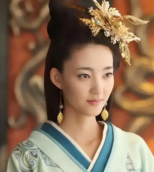 每个演员都有自己适合的装扮和领域,王丽坤最让人惊艳的便是她的古装