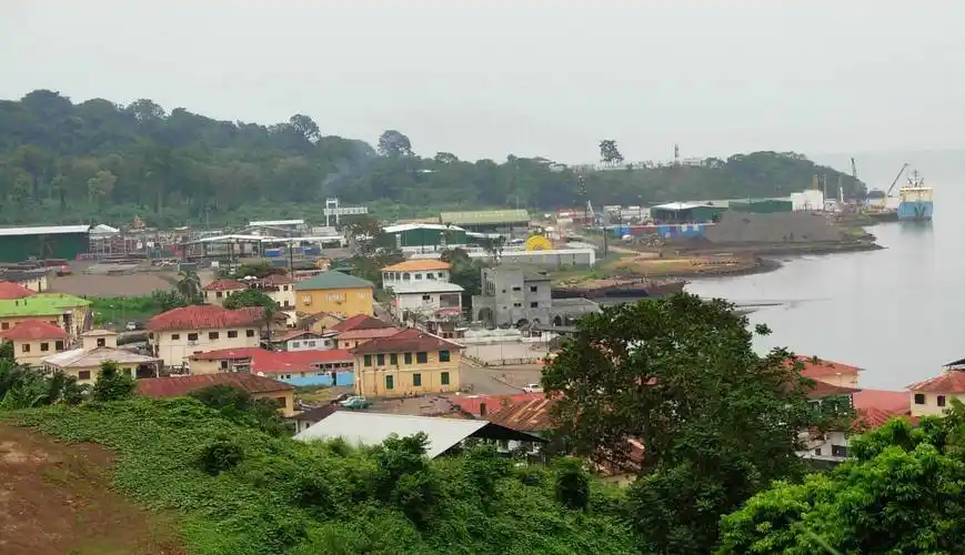 8万平方公里的赤道几内亚,为何把首都放在了偏远的小岛上?