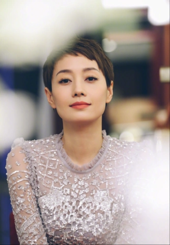 今日主角:马伊琍年龄:44岁身高:164cm体重:45kg今年44岁的马伊琍,颜值