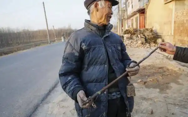 农村大爷家老房子拆迁,发现不少老物件,越来越值钱,大爷不卖!