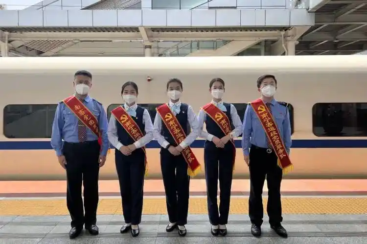 为确保汛期行车安全和列车开行平稳有序,南宁客运段南宁动车二车间党