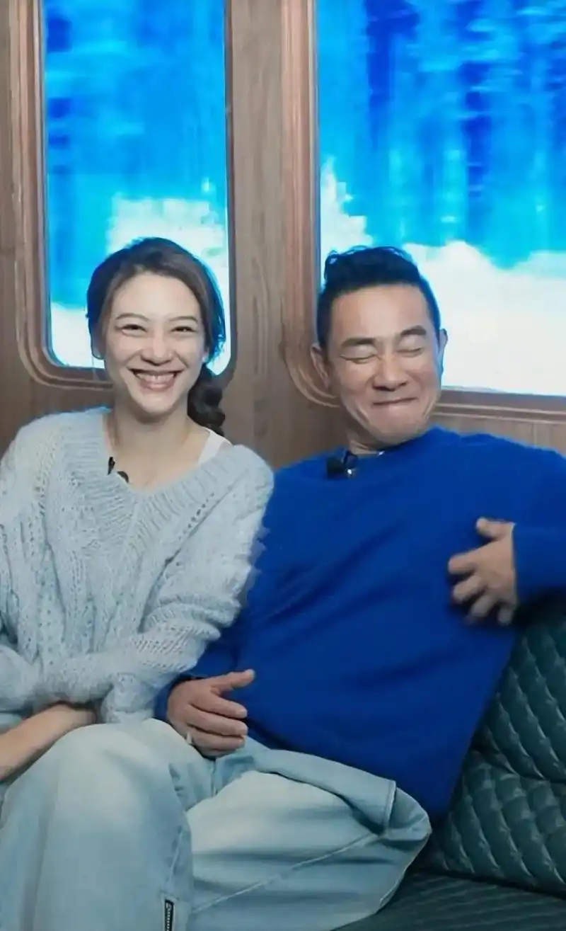 应采儿和陈小春穿搭很有默契,两人穿同色系毛衣,显得十分般配