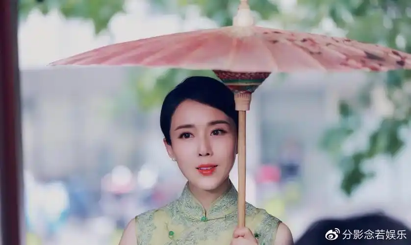 颜丹晨最美嫦娥不白叫的穿露脐装情人节上卫视雪白马蜂腰