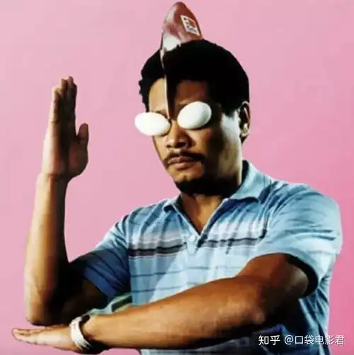 星爷版何金银的懦弱卑微,与达叔版魔鬼筋肉人的猥琐势利相映成趣.