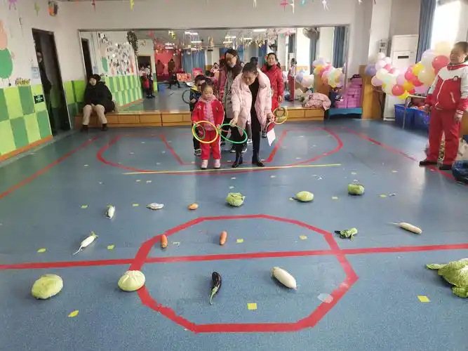 《快乐套圈》 套圈是小朋友喜爱的传统民间