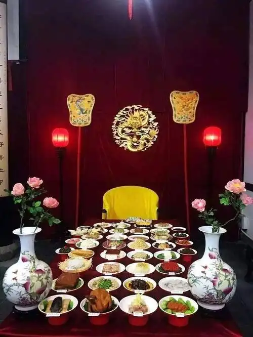 康熙皇帝曾把元旦筵宴的满席改为汉席,据《圣祖仁皇帝实录》 记载:"