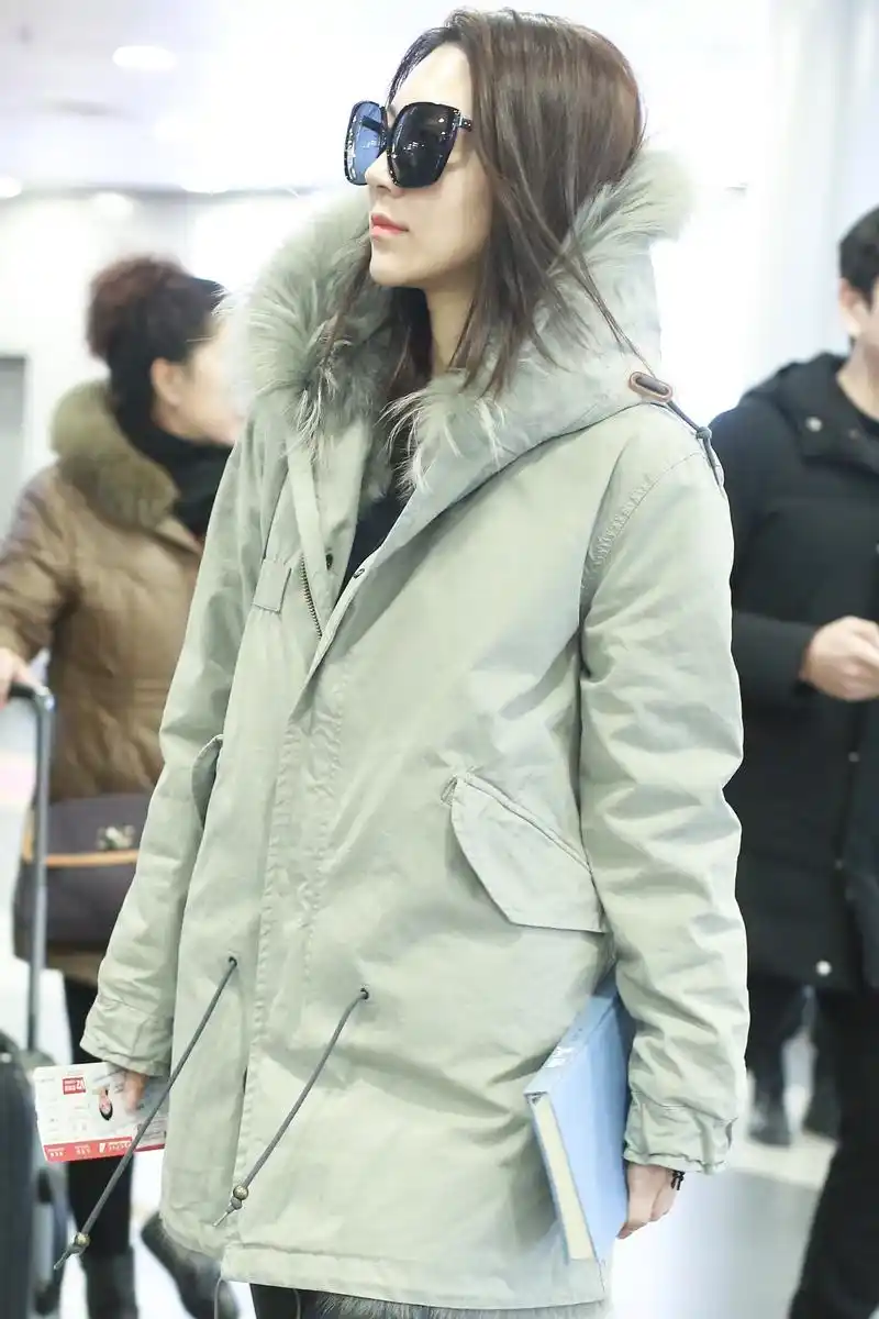 2018年12月31日,北京,黄梦莹现身首都国际机场.