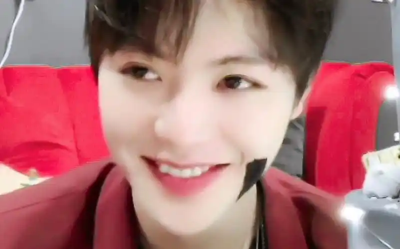 肖宇梁甜度超标笑容合集点进来体验妈粉的快乐吧