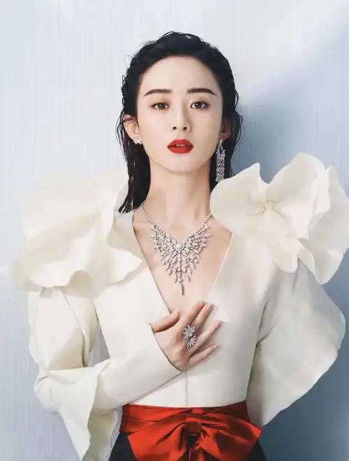 "人美心善"赵丽颖:多次帮助同伴获好评,被粉丝水晶鞋感动哭5-度小视