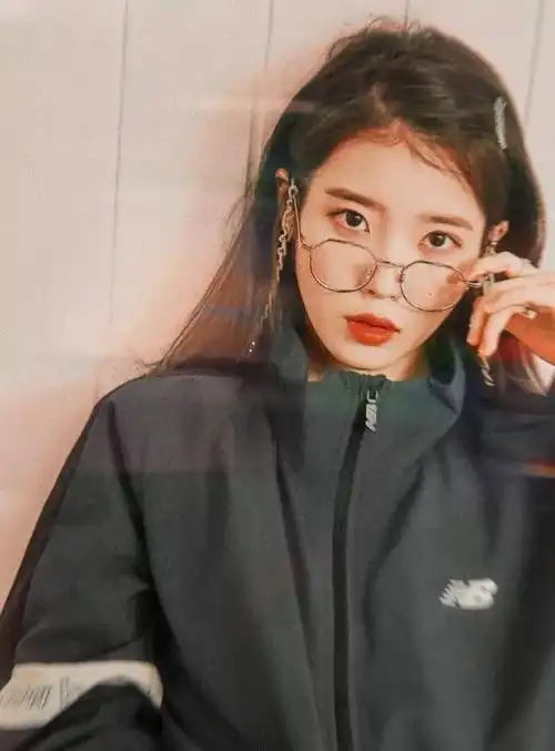 iu获最适合戴眼镜的女艺人投票榜单第二位