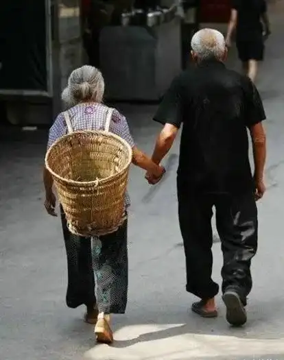 老妻—— 风雨相伴是老妻, 好比山水紧相依. 同甘共苦不离弃 - 抖音