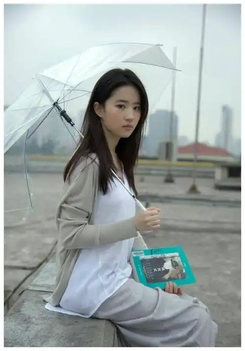 刘亦菲照片曝光!初中时的清纯形象与出道后的巨变,令人惊叹!