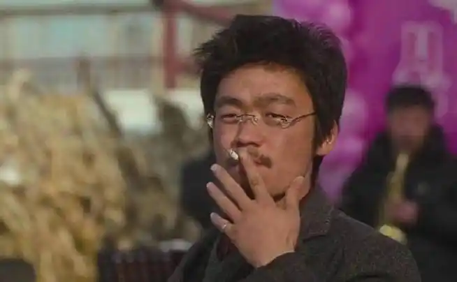 王宝强抽烟戏绝了##刘若英说八角笼中是纪录是真##王宝强牙签抽