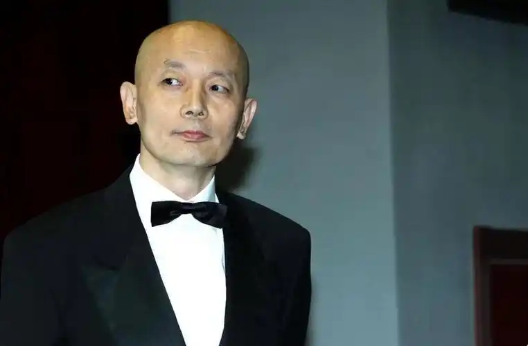 妹妹远在美国,父母也已离世,如今66岁无儿无女的葛优如何了_腾讯新闻