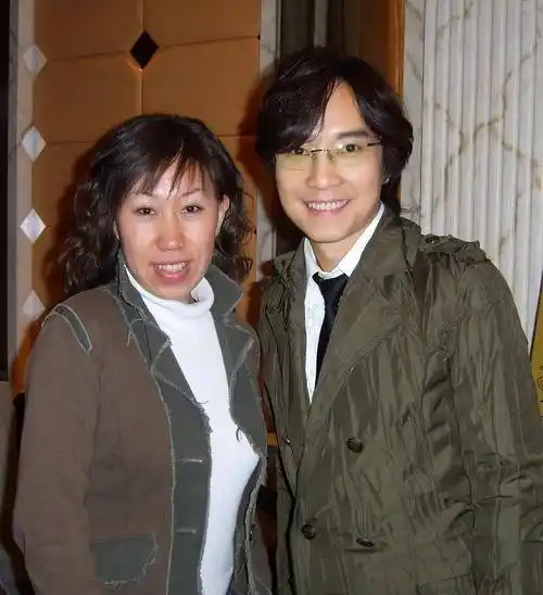 曾经的邰正宵也是一位传奇励志歌手,他自幼就喜欢唱歌,拥有着满满的一