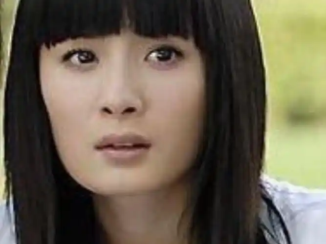 主要是下巴,以前的杨幂下巴是比较宽的,方脸型,而现在确实变化有一点