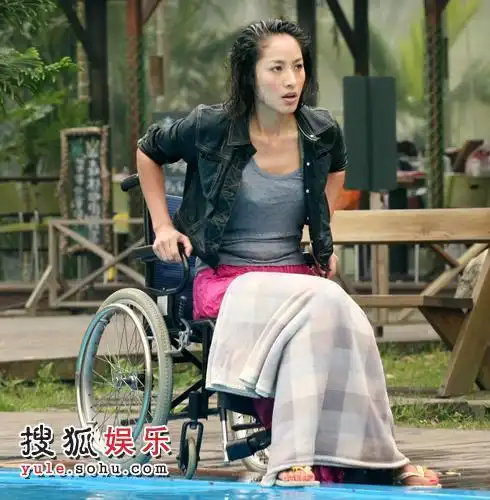 组图:名模蒋怡湿身落水 郭品超人工呼吸抢救