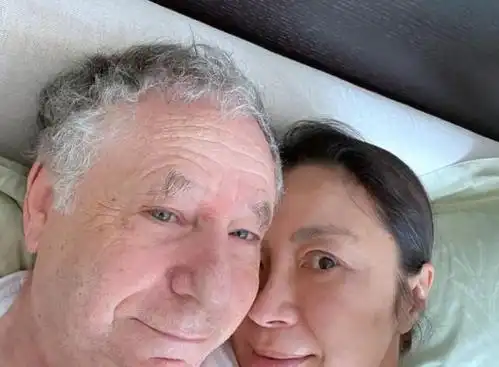 58岁杨紫琼和74岁外国老公庆恋爱6000天,贴面合影似两代人