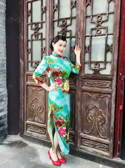 关婷娜,长得白白胖胖,人高马长,是″赵家班的明星演员,在"东三