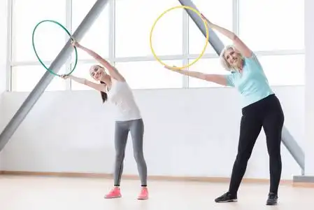 主动运动妇女工作出使用体育器材照片