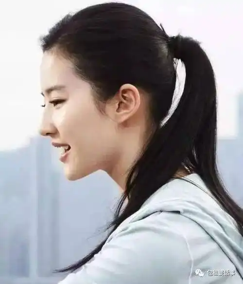 刘诗诗五官都很精致,侧面也符合"四高三低"的标准,本应该属于侧颜杀