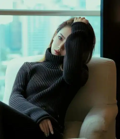 美女姐姐穿毛衣裙踩鸭嘴鞋尽显高级强大气场看完服气