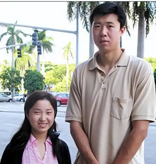 王治郅人生坎坷?23岁娶离异商界精英,离婚后俘获小13岁北大才女