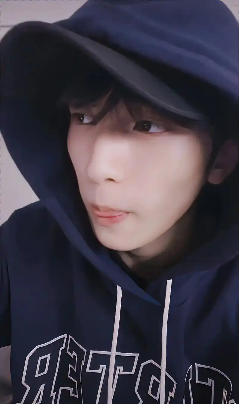 新鲜的! #严浩翔#壁纸 #185帅哥#氛围感#男友风  - 抖音