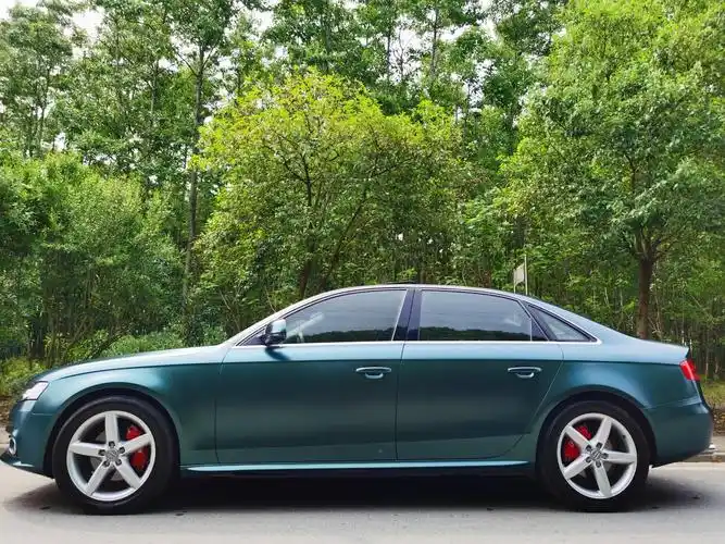 2012年一手奥迪新款a4l加长版2.