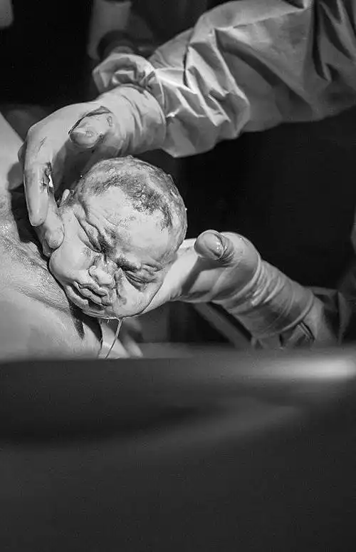 在照片中,可以看到有其他家庭成员的参与,也有一些孕妇会选择在家分娩