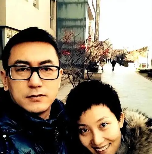 回顾央视主持郑天亮26岁嫁大6岁鲁健婚后分居15年如今怎样