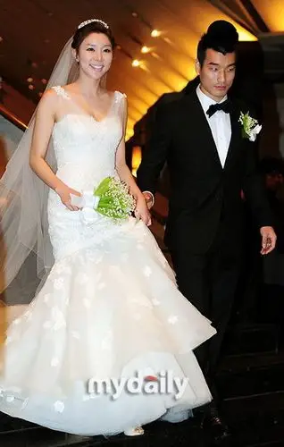 恒大球员,现武汉卓尔悍将赵源熙在首尔新罗酒店,与妻子权娜研举行婚礼