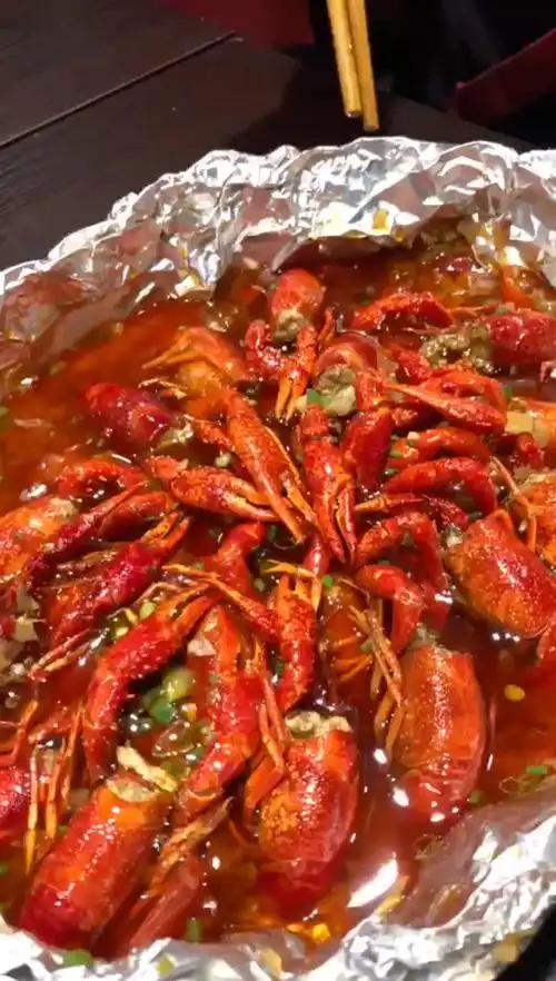 锡纸小龙虾配方:胡椒1克,蚝油50克,鸡精10克,姜米40克,鲜汤150克,大葱