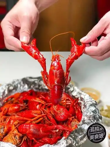 每一只小龙虾都是king size,新鲜的小龙虾肉质紧实爽口,特色的香辣