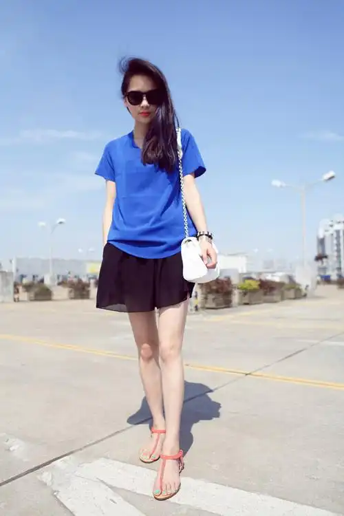 而且裙裤的设计特别宝蓝色最佳颜色搭配图宝蓝色最佳搭配颜色蓝色t恤