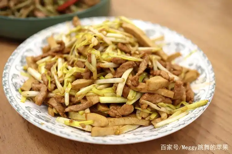 肉丝炒蒜黄豆腐干,肉丝蒜香互相借味儿,少许的汤汁被豆腐干吸收,真是