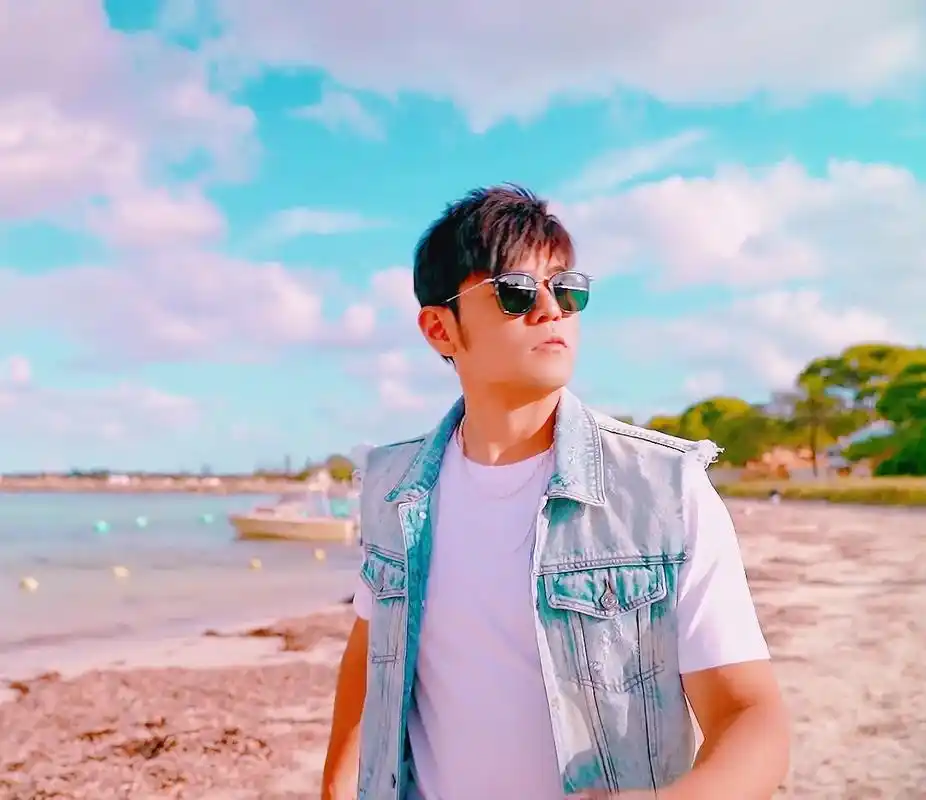 周杰伦粉色海洋mv截图高清自修图16p这个mv里杰伦看着好像瘦了好帅啊