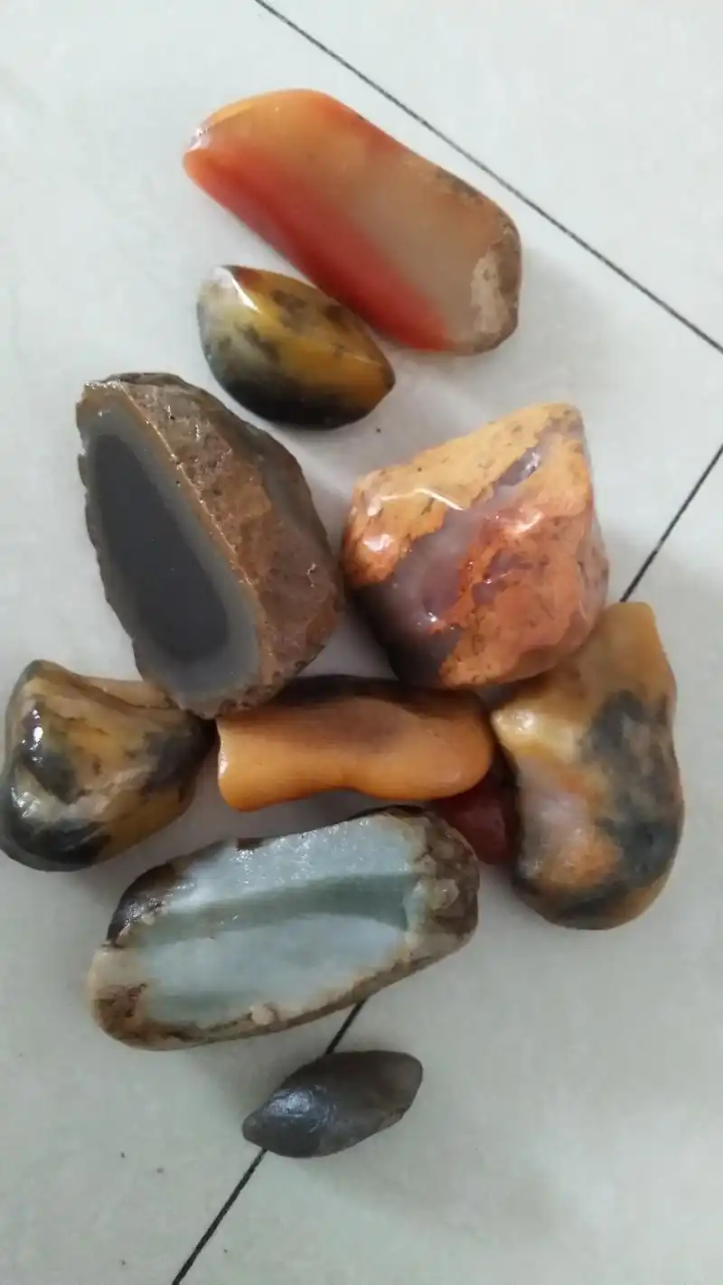 新疆戈壁滩上捡的天然玉石