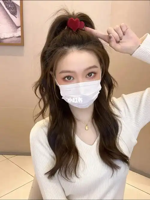 你们要的半扎公主头发型教程来了,搭配这个爱心高马尾夹立体又好看,不