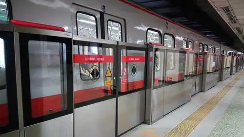 北京地铁1号线公主坟站屏蔽门开始启用