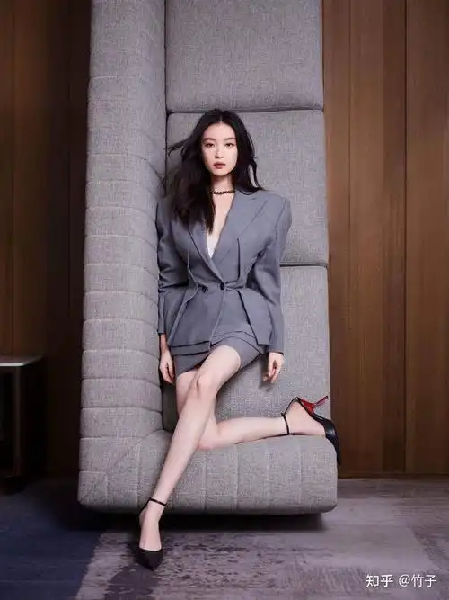 倪妮最新妆造灰西装搭配黑珍珠简直美极啦!