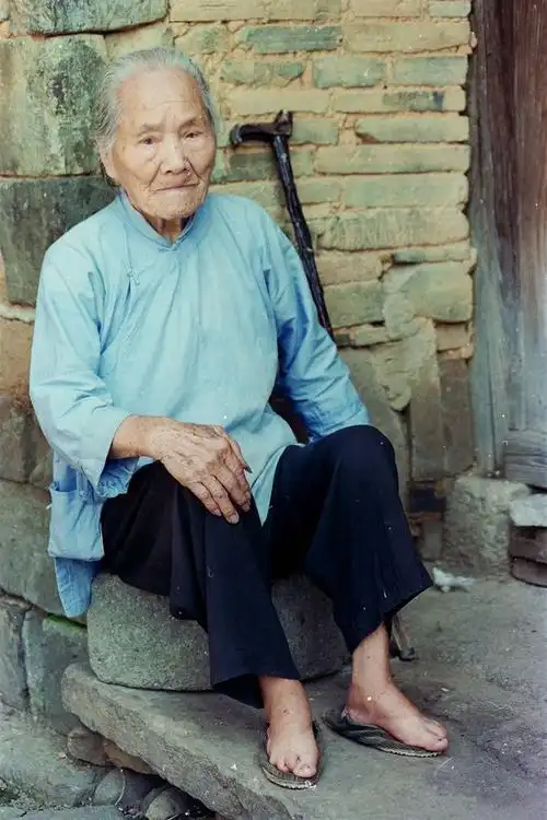 缠足,这一中国独有的文化现象,正随着它的最后一代实践者的减少走向