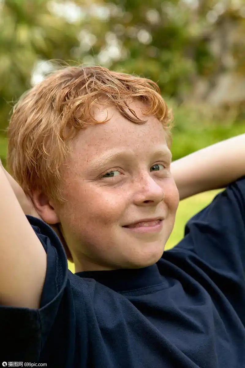 照片 外国人像 对着镜头微笑的小男孩.jpg