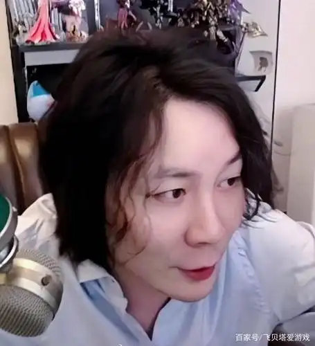 张大仙玩街机被偶遇,烫头后颜值提升不止了一个档次,脸是真小了