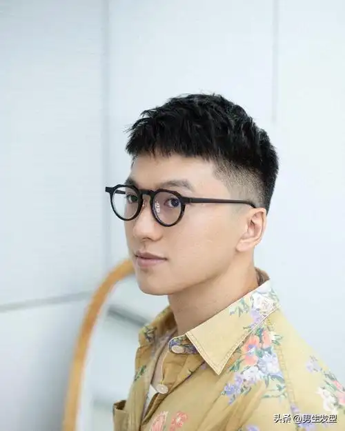 男生刘海发型推荐(适合30岁左右男生的发型,夏天剪这4款就够了,帅气有