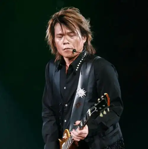 伍佰演唱会状态引热议,反季穿衣全程跑调,被嘲歌声似狼嚎_因为_行为