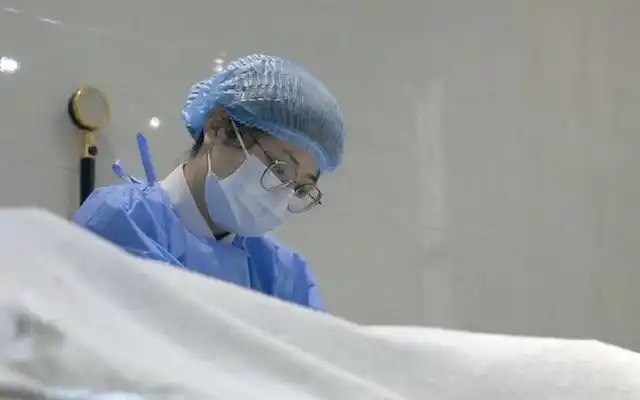 入驻殡仪馆的95后女孩每年处理400具遗体死亡也需要体面