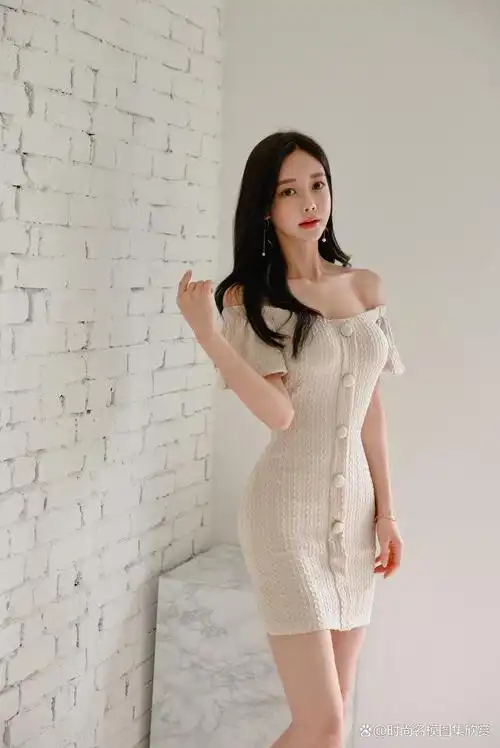 韩国时尚名模孙允珠:秋雨花霖淡雅奶杏色竖扣衣裙